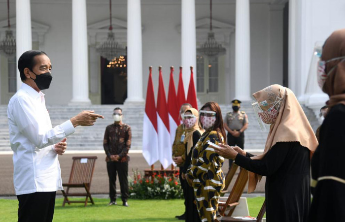 Foto: Presiden Jokowi saat menyerahkan BPUM kepada para pelaku usaha mikro di halaman istana merdeka, Jakarta.