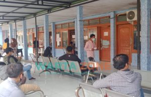 Foto: Pelayanan kantor Kependudukan dan Catatan Sipil Kabupaten Pamekasan, Madura, Jawa Timur, di masa PPKM Darurat, dengan penerapan prokes ketat.
