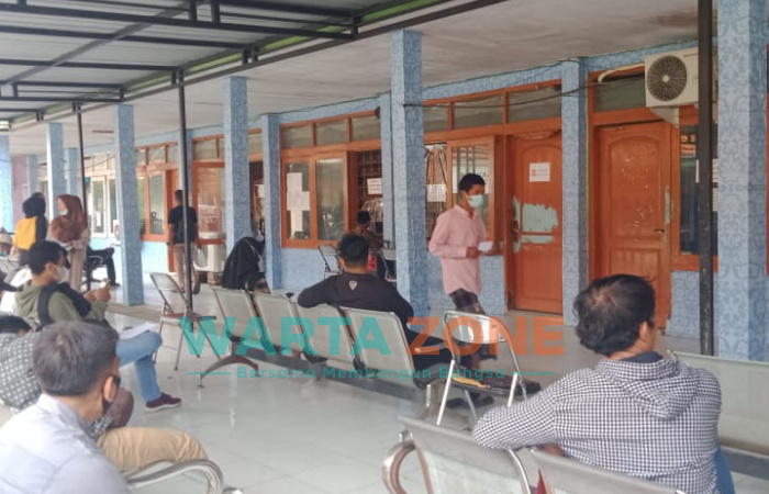 Foto: Pelayanan kantor Kependudukan dan Catatan Sipil Kabupaten Pamekasan, Madura, Jawa Timur, di masa PPKM Darurat, dengan penerapan prokes ketat.
