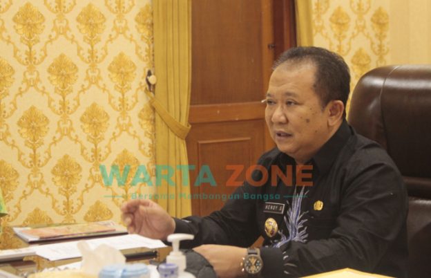 Caption: Bupati Jember, Hendy Siswanto, saat dikonfirmasi sejumlah wartawan usai gelaran di Pendapa Wahyawibawagraha, Kamis (29/7/2021).