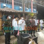 Caption: Bupati Hendy beserta Jajaran Forkopimda, saat mendistribusikan bantuan peduli nakes di beberapa RS dan Puskesmas yang ada di wilayah Kabupaten Jember.