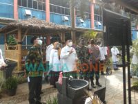 Caption: Bupati Hendy beserta Jajaran Forkopimda, saat mendistribusikan bantuan peduli nakes di beberapa RS dan Puskesmas yang ada di wilayah Kabupaten Jember.