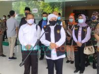 Caption: Gubernur Jawa Timur, Khofifah Indar Parawansa, saat dikonfirmasi sejumlah wartawan di depan gedung Auditorium Universitas Jember, Sabtu (31/7/2021).