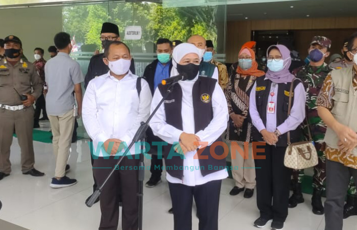 Caption: Gubernur Jawa Timur, Khofifah Indar Parawansa, saat dikonfirmasi sejumlah wartawan di depan gedung Auditorium Universitas Jember, Sabtu (31/7/2021).