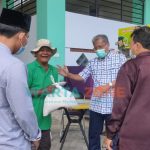 Caption: Bentuk kepedulian MUI Jember bagikan bantuan paket sembako kepada pekerja jalanan, Jumat (13/8/2021).