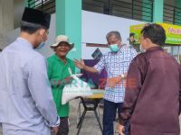 Caption: Bentuk kepedulian MUI Jember bagikan bantuan paket sembako kepada pekerja jalanan, Jumat (13/8/2021).