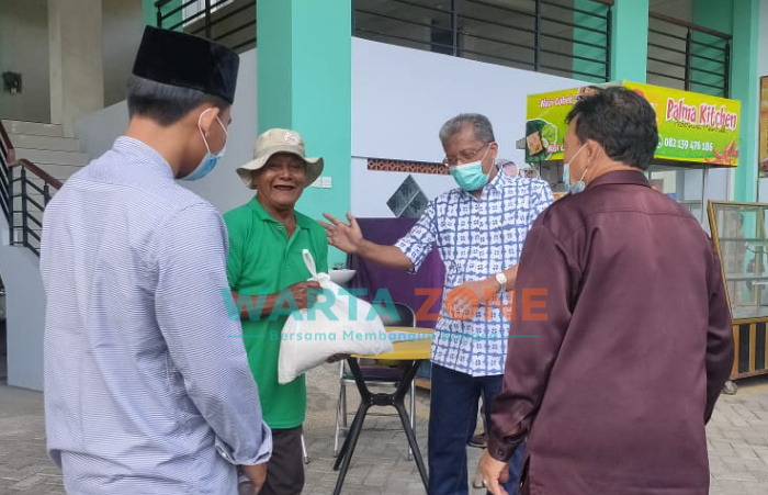 Caption: Bentuk kepedulian MUI Jember bagikan bantuan paket sembako kepada pekerja jalanan, Jumat (13/8/2021).