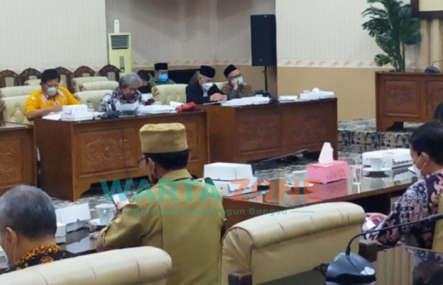 Foto: Pansus Raperda RPJMD 2021-2026 DPRD Banyuwangi, saat menggelar public hearing bersama elemen masyarakat.