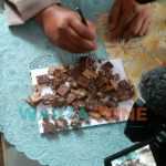 Caption : Hati-hati, Wafer jajanan anak yang dibagikan oleh orang tak dikenal di Jember, saat dibuka ternyata berisi potongan silet dan staples.