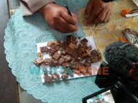 Caption : Hati-hati, Wafer jajanan anak yang dibagikan oleh orang tak dikenal di Jember, saat dibuka ternyata berisi potongan silet dan staples.