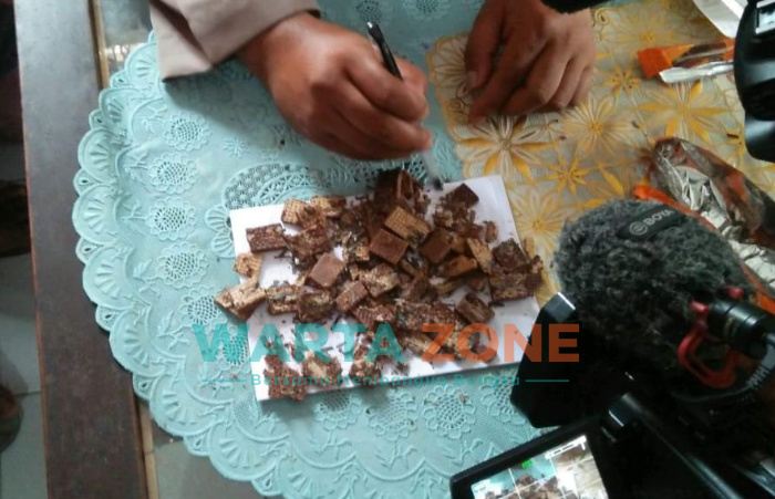 Caption : Hati-hati, Wafer jajanan anak yang dibagikan oleh orang tak dikenal di Jember, saat dibuka ternyata berisi potongan silet dan staples.