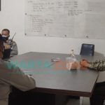 Caption: Terduga pelaku saat diamankan di Mapolres Jember.