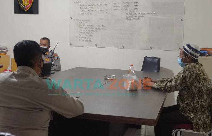 Caption: Terduga pelaku saat diamankan di Mapolres Jember.