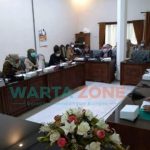 Foto: Pansus DPRD Banyuwangi, saat membahas rancangan peraturan daerah tentang perubahan Perda retribusi jasa umum.