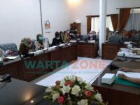 Foto: Pansus DPRD Banyuwangi, saat membahas rancangan peraturan daerah tentang perubahan Perda retribusi jasa umum.