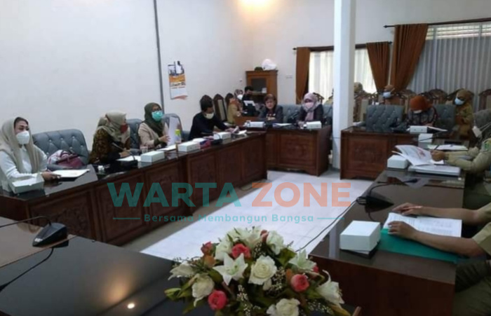 Foto: Pansus DPRD Banyuwangi, saat membahas rancangan peraturan daerah tentang perubahan Perda retribusi jasa umum.