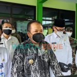 Caption: Bupati Jember, Hendy Siswanto saat dikonfirmasi sejumlah wartawan usai meninjau pelaksanaan vaksinasi di SMKN 5 Jember, Rabu (4/8/2021)