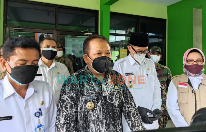 Caption: Bupati Jember, Hendy Siswanto saat dikonfirmasi sejumlah wartawan usai meninjau pelaksanaan vaksinasi di SMKN 5 Jember, Rabu (4/8/2021)