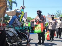 Foto: Gabungan Bhayangkari Cabang Kota Besar Surabaya bersama Polwan Polrestabes Surabaya dan Polda Jawa Timur, saat melaksanakan kegiatan Bakti sosial.