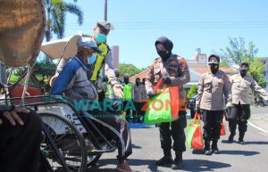 Sambut Hari Jadi Polwan ke-73, Polwan Polrestabes Surabaya Berbagi dengan PKL dan Tukang Becak