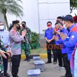 Foto: Panglima TNI Marsekal Hadi Tjahjanto dan Kapolri Jenderal Listyo Sigit Prabowo, saat meninjau pelaksanaan vaksinasi massal KSPSI di PT. Kahatex, Sumedang, Jawa Barat.