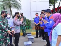 Foto: Panglima TNI Marsekal Hadi Tjahjanto dan Kapolri Jenderal Listyo Sigit Prabowo, saat meninjau pelaksanaan vaksinasi massal KSPSI di PT. Kahatex, Sumedang, Jawa Barat.