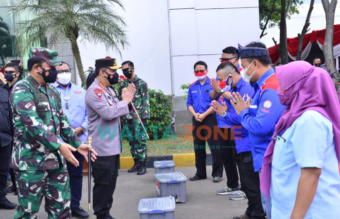 Foto: Panglima TNI Marsekal Hadi Tjahjanto dan Kapolri Jenderal Listyo Sigit Prabowo, saat meninjau pelaksanaan vaksinasi massal KSPSI di PT. Kahatex, Sumedang, Jawa Barat.