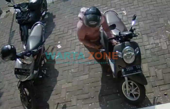 Caption: Tampak sebuah rekaman CCTV yang menampilkan seorang pencuri motor di Jalan Umum depan Perum Cluster Sakinah Dusun Krajan, Desa Ajung, Kecamatan Kalisat, Jember.