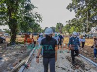 Foto: Wali Kota Bogor, Bima Arya, saat mengecek pembangunan Alun-alun Kota Bogor yang akan diintegrasikan ke masjid Agung.