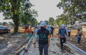 Foto: Wali Kota Bogor, Bima Arya, saat mengecek pembangunan Alun-alun Kota Bogor yang akan diintegrasikan ke masjid Agung.