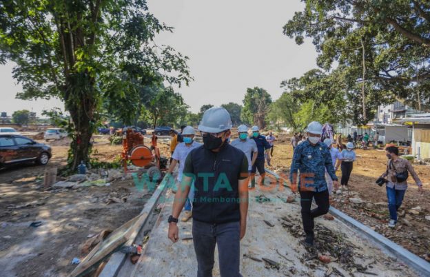 Foto: Wali Kota Bogor, Bima Arya, saat mengecek pembangunan Alun-alun Kota Bogor yang akan diintegrasikan ke masjid Agung.