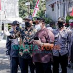 Caption: Sekretaris Daerah (Sekda) Kabupaten Jember, Mirfano dan beberapa OPD saat meninjau langsung terkait penerapan PPKM Mikro tingkat RT/RW di Perum Pondok Bedadung Indah, Minggu (8/8/2021).