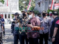 Caption: Sekretaris Daerah (Sekda) Kabupaten Jember, Mirfano dan beberapa OPD saat meninjau langsung terkait penerapan PPKM Mikro tingkat RT/RW di Perum Pondok Bedadung Indah, Minggu (8/8/2021).