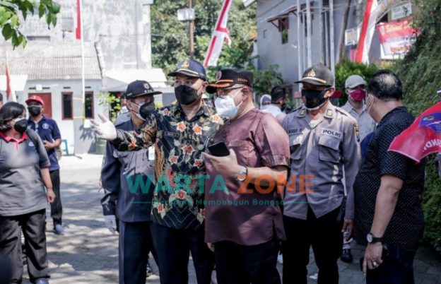 Caption: Sekretaris Daerah (Sekda) Kabupaten Jember, Mirfano dan beberapa OPD saat meninjau langsung terkait penerapan PPKM Mikro tingkat RT/RW di Perum Pondok Bedadung Indah, Minggu (8/8/2021).