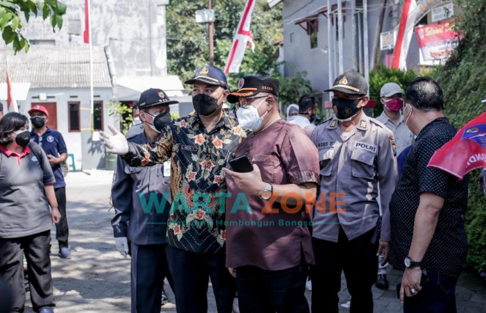 Caption: Sekretaris Daerah (Sekda) Kabupaten Jember, Mirfano dan beberapa OPD saat meninjau langsung terkait penerapan PPKM Mikro tingkat RT/RW di Perum Pondok Bedadung Indah, Minggu (8/8/2021).