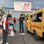 Caption: Sejumlah karyawan Erafone Jember saat membagikan nasi bungkus kepada pengendara yang melintasi di Jalan Gajahmada, Kecamatan Kaliwates, Jember.