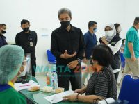 Foto: Wakil Wali Kota Bogor, Dedie A Rachim, saat tinjau Vaksinasi di sekolah Tunas Harapan.