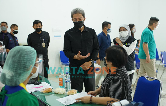 Foto: Wakil Wali Kota Bogor, Dedie A Rachim, saat tinjau Vaksinasi di sekolah Tunas Harapan.