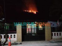 JELAS: Kobaran api terlihat menggulung di atas Kantor Induk Puskesmas Gapura, Kabupaten Sumenep (Foto: Dok. WARTA ZONE)