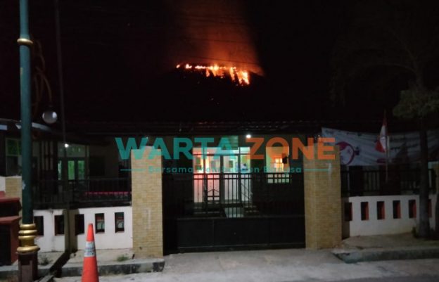 JELAS: Kobaran api terlihat menggulung di atas Kantor Induk Puskesmas Gapura, Kabupaten Sumenep (Foto: Dok. WARTA ZONE)