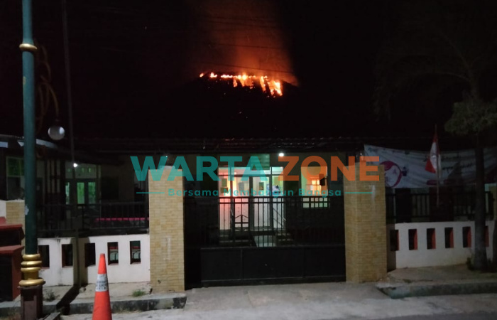 JELAS: Kobaran api terlihat menggulung di atas Kantor Induk Puskesmas Gapura, Kabupaten Sumenep (Foto: Dok. WARTA ZONE)
