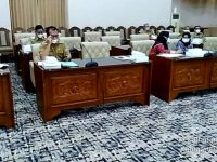 Foto: Pansus DPRD Kabupaten Banyuwangi, saat menggelar rapat kerja membahas Raperda pencabutan penataan lembaga kemasyarakatan desa/kelurahan.