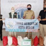 Foto: Ketua Satgas Covid-19 Kota Bogor, Bima Arya, saat menerima secara simbolis bantuan di Posko Logistik PPKM Kota Bogor.