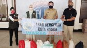 Foto: Ketua Satgas Covid-19 Kota Bogor, Bima Arya, saat menerima secara simbolis bantuan di Posko Logistik PPKM Kota Bogor.