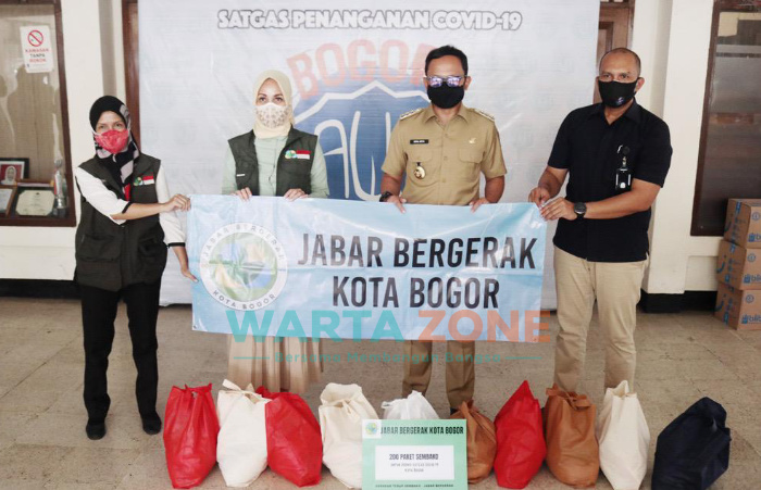 Foto: Ketua Satgas Covid-19 Kota Bogor, Bima Arya, saat menerima secara simbolis bantuan di Posko Logistik PPKM Kota Bogor.