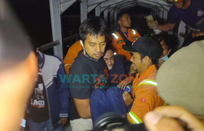 Caption: Petugas Pemadam Kebakaran (Damkar) Pemkab Jember usai menyelamatkan Faris, pemuda yang hendak mengakhiri hidupnya karena putus cinta, Senin (9/8/2021).