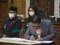 Foto: DPRD Kabupaten Banyuwangi, saat menggelar rapat paripurna virtual terbatas menyetujui Raperda RPJMD Banyuwangi tahun 2021-2026.