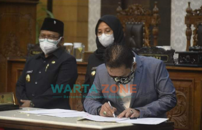 Foto: DPRD Kabupaten Banyuwangi, saat menggelar rapat paripurna virtual terbatas menyetujui Raperda RPJMD Banyuwangi tahun 2021-2026.