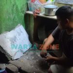 Caption: Reruntuhan dinding tembok Gudang Farmasi Dinkes Jember yang menimpa penghuni rumah milik Gabril Purwadi di bagian dapur.