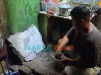 Caption: Reruntuhan dinding tembok Gudang Farmasi Dinkes Jember yang menimpa penghuni rumah milik Gabril Purwadi di bagian dapur.